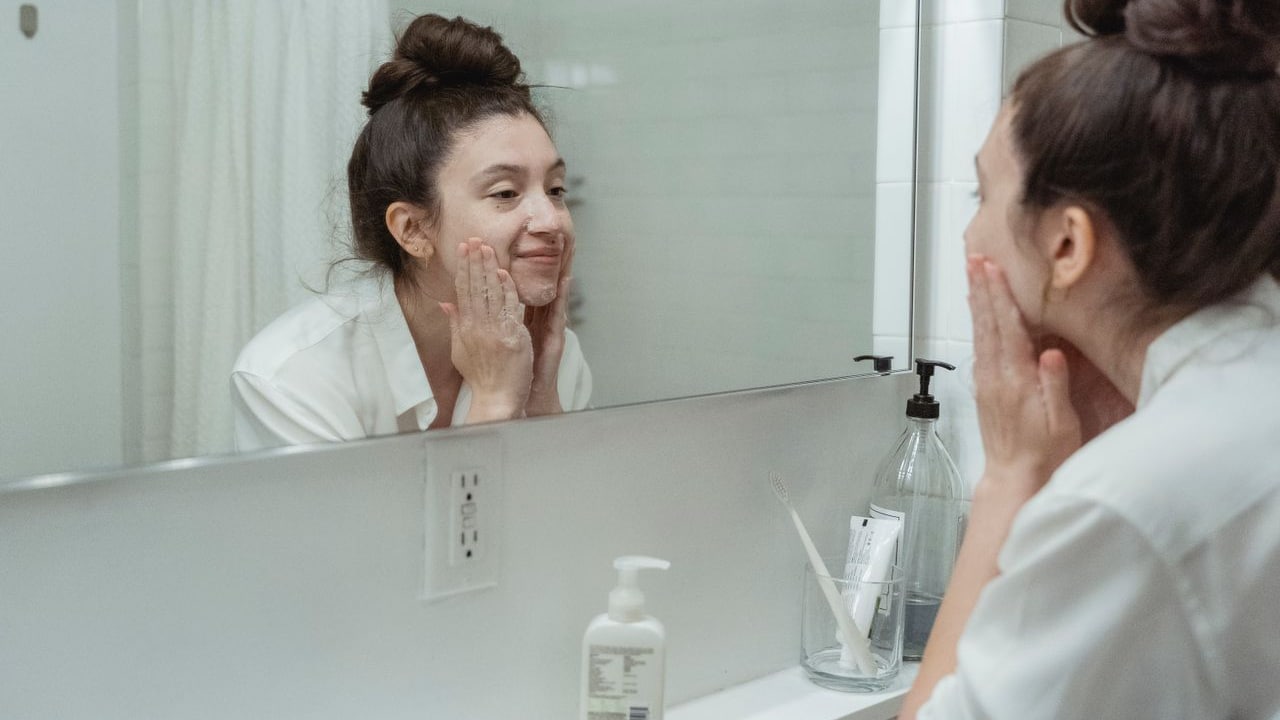 Why Your Face Feels Dirty After Washing Why Your Face Feels Dirty After Washing