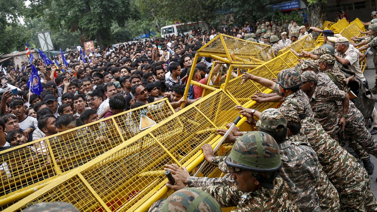 High Drama At Jantar Mantar As Protesters Push Barricades, Over 50 Cops Injured