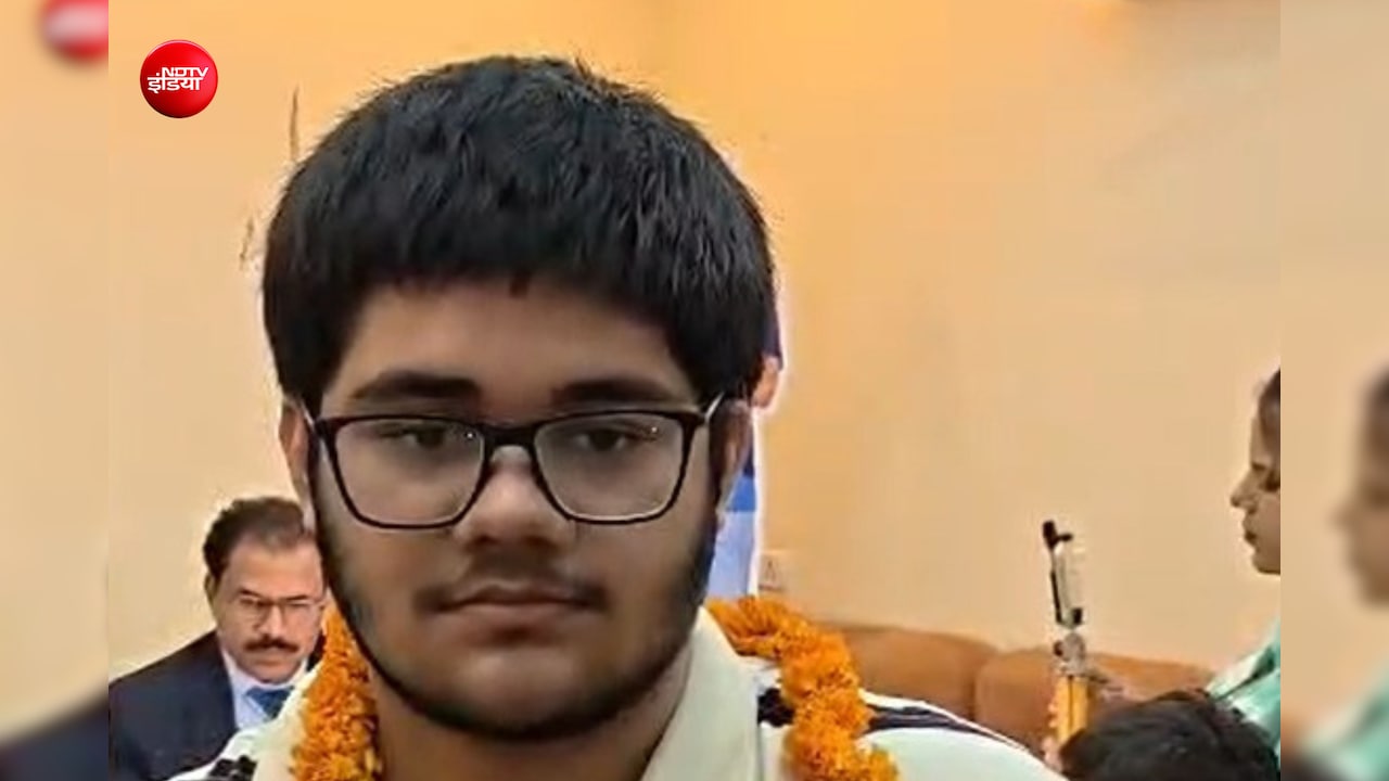 NEET UG 2026: वाराणसी के आर्यन दुबे बने उत्तर प्रदेश के स्टेट टॉपर, हासिल की ऑल इंडिया रैंक 7