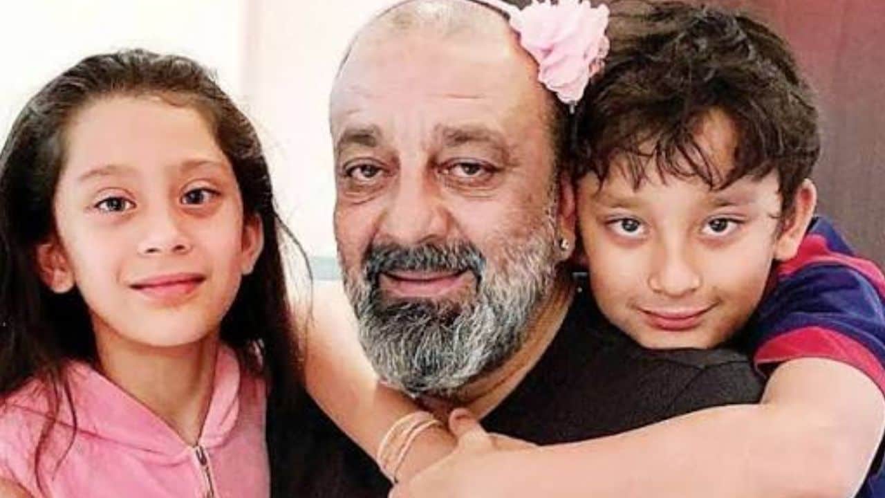 संजू बाबा जितना लंबा हो गया उनका 15 साल का बेटा, लेटेस्ट फोटो शेयर कर लिखा - पापा आपसे बहुत प्यार करता हूं