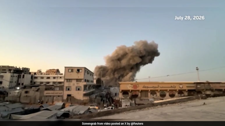 जोरदार धमाका और आसमान में उठी आग की लपटें... गाजा की मस्जिद पर हमले का VIDEO आया सामने
