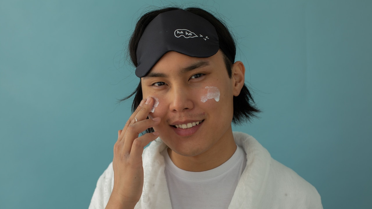 Why Your Moisturiser Pills Under Sunscreen And How To Fix The Layering Order Why Your Moisturiser Pills Under Sunscreen And How To Fix The Layering Order