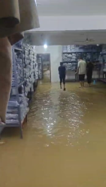लोगों के घरों और दुकानों में भरा पानी. लोगों के घरों और दुकानों में भरा पानी.