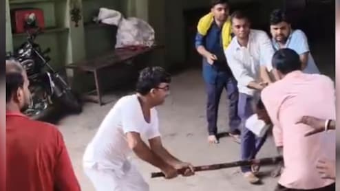Video: बिजासन मंदिर आए श्रद्धालुओं पर बरसे लाठी-डंडे, मारपीट का वीडियो हुआ वायरल, जांच शुरू