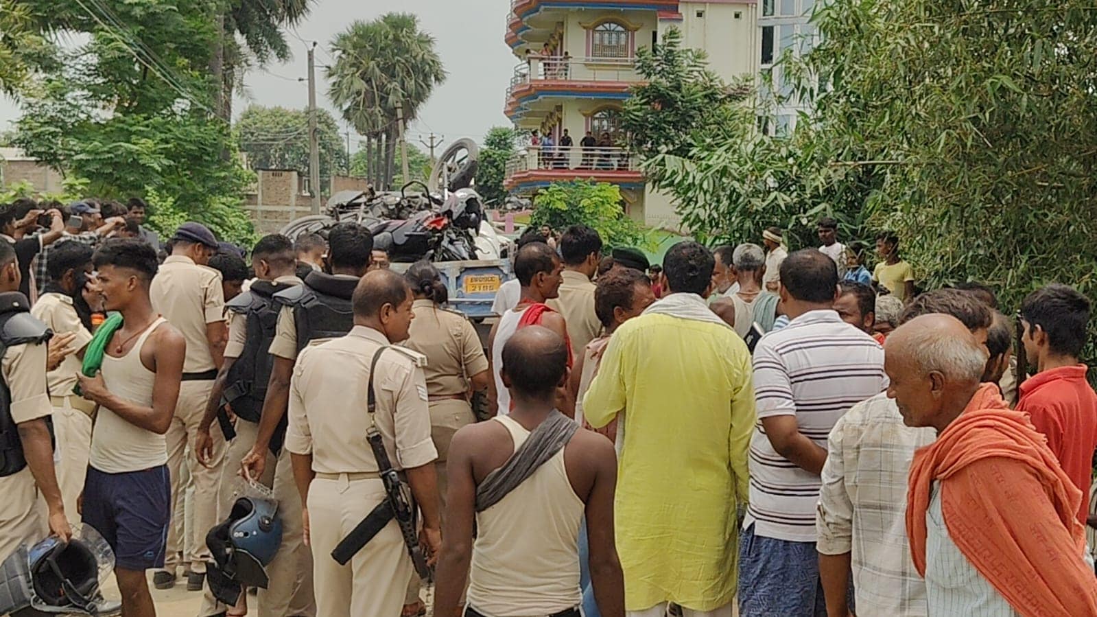 Begusarai Firing: कई बाइकों को पहुंचाया नुकसान