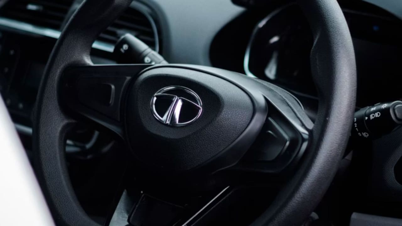 Viral Video: Tata Nexon पहाड़ों पर हुई फेल! जानिए खतरनाक चढ़ाई पर क्यों जरूरी है यह एक सीक्रेट फीचर