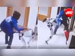 अचानक 'Kung fu' करने लगा रोबोट, शख्स को मारी किक, वीडियो वायरल