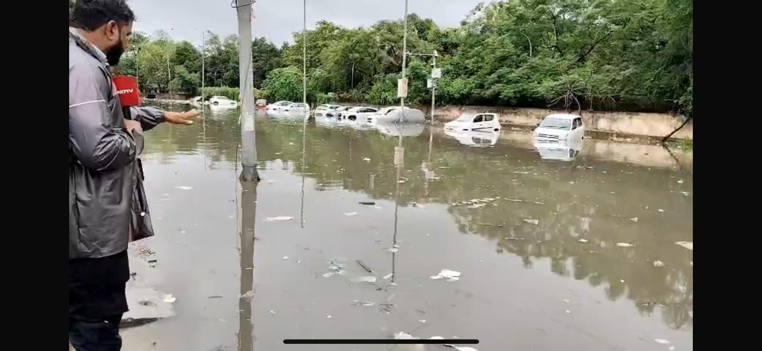 खजूरी खास जहां सड़कें सालों से तालाब बनती रहीं खजूरी खास जहां सड़कें सालों से तालाब बनती रहीं