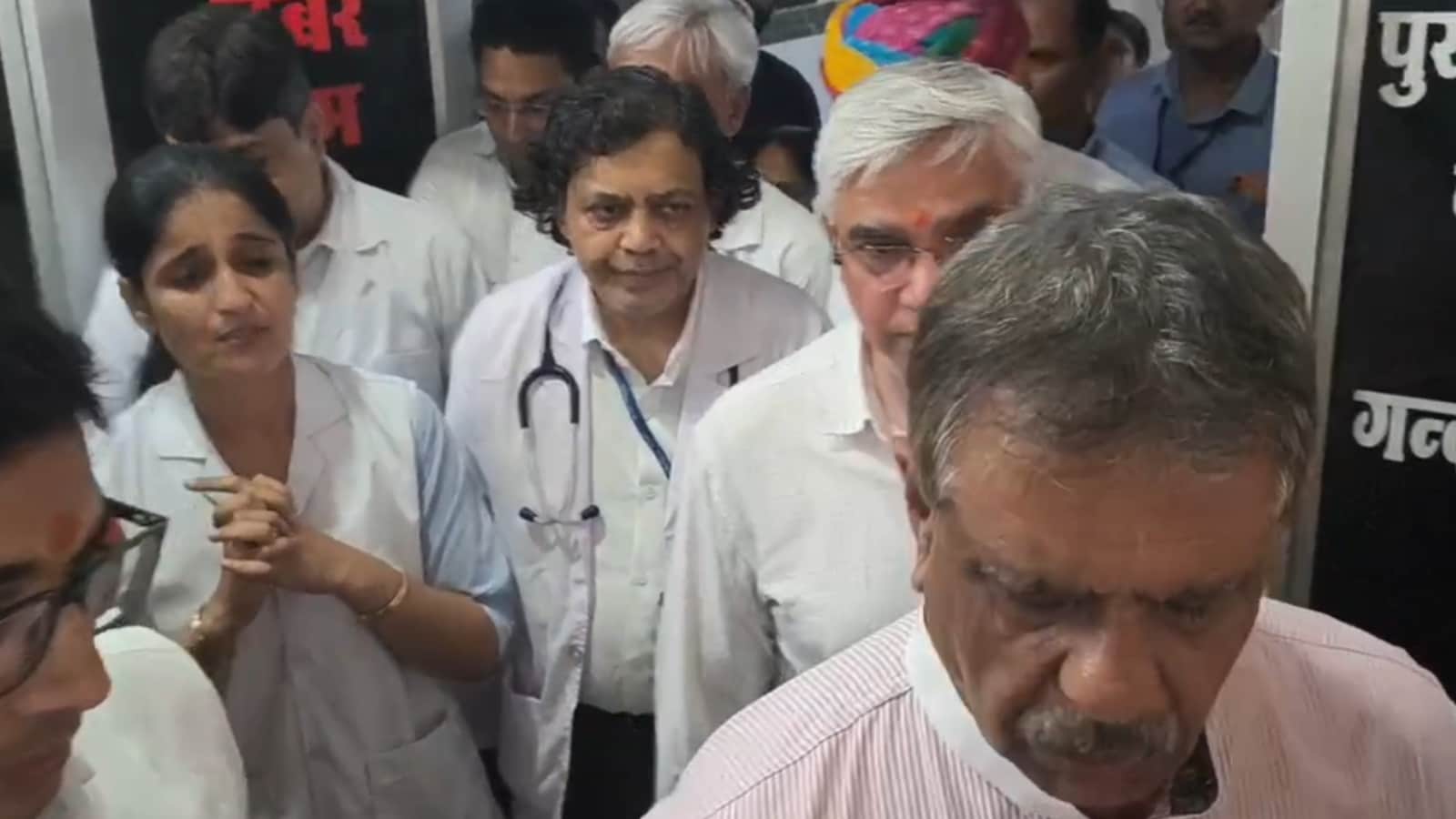 मंत्री ने अधिकारियों से कहा कि नर्स के मामले के बारे में उन्हें अलग से बताएं