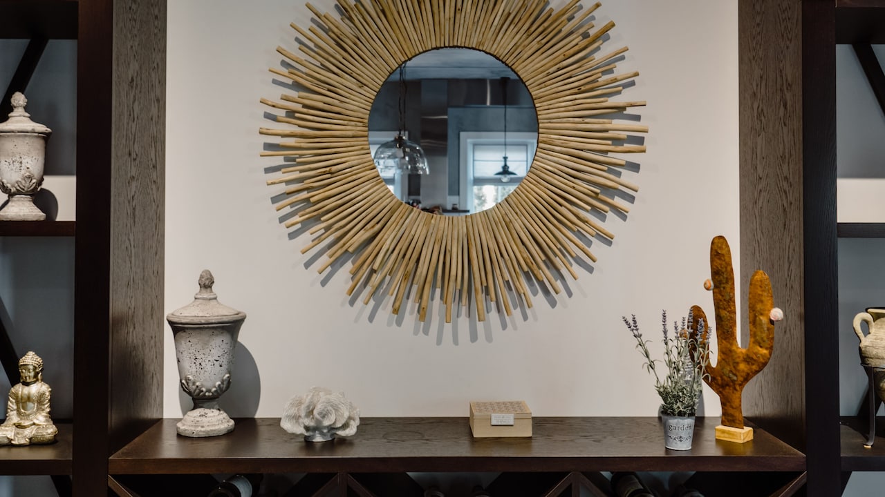Do not place mirrors facing Do not place mirrors facing