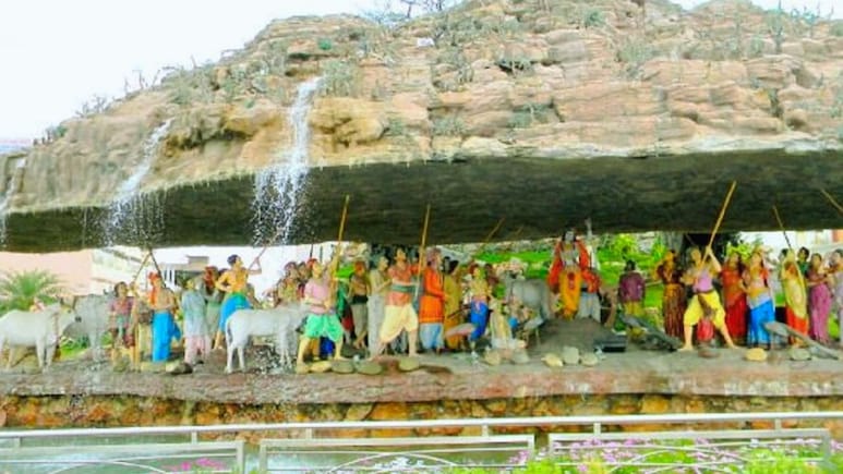 गिरिराज महाराज की शरण में उमड़ा आस्था का सैलाब, मुड़िया पूर्णिमा पर ब्रज हुआ भक्तिमय