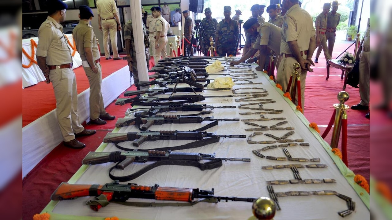 झारखंड में माओवादियों की टूटी कमर, 11 हथियारों के साथ सरेंडर करेंगे 16 नक्सली; कई पर 40 लाख का था इनाम 