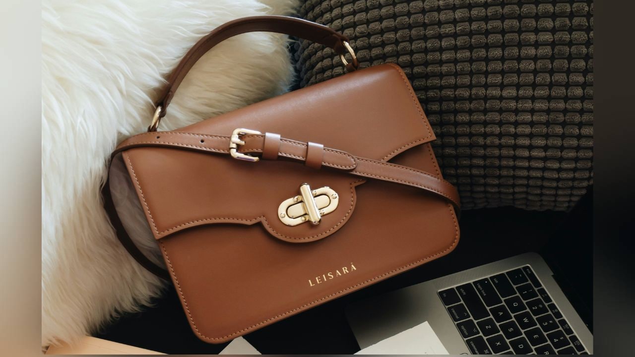 Lavie और Zouk के Trendy Handbags पर मिल रही है 60% तक की तगड़ी छूट, खूबसूरत डिज़ाइन देख तुरंत कर देंगे ऑर्डर