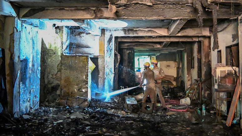 Noida Fire: Two Killed As Charging E-Scooter Blaze Spreads To Parked Vehicles, Smoke Enters Apartments