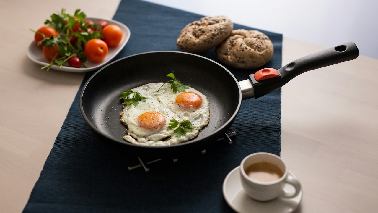Non-Stick Pan Problems: Why Food Sticks And What Damages The Coating Non-Stick Pan Problems: Why Food Sticks And What Damages The Coating