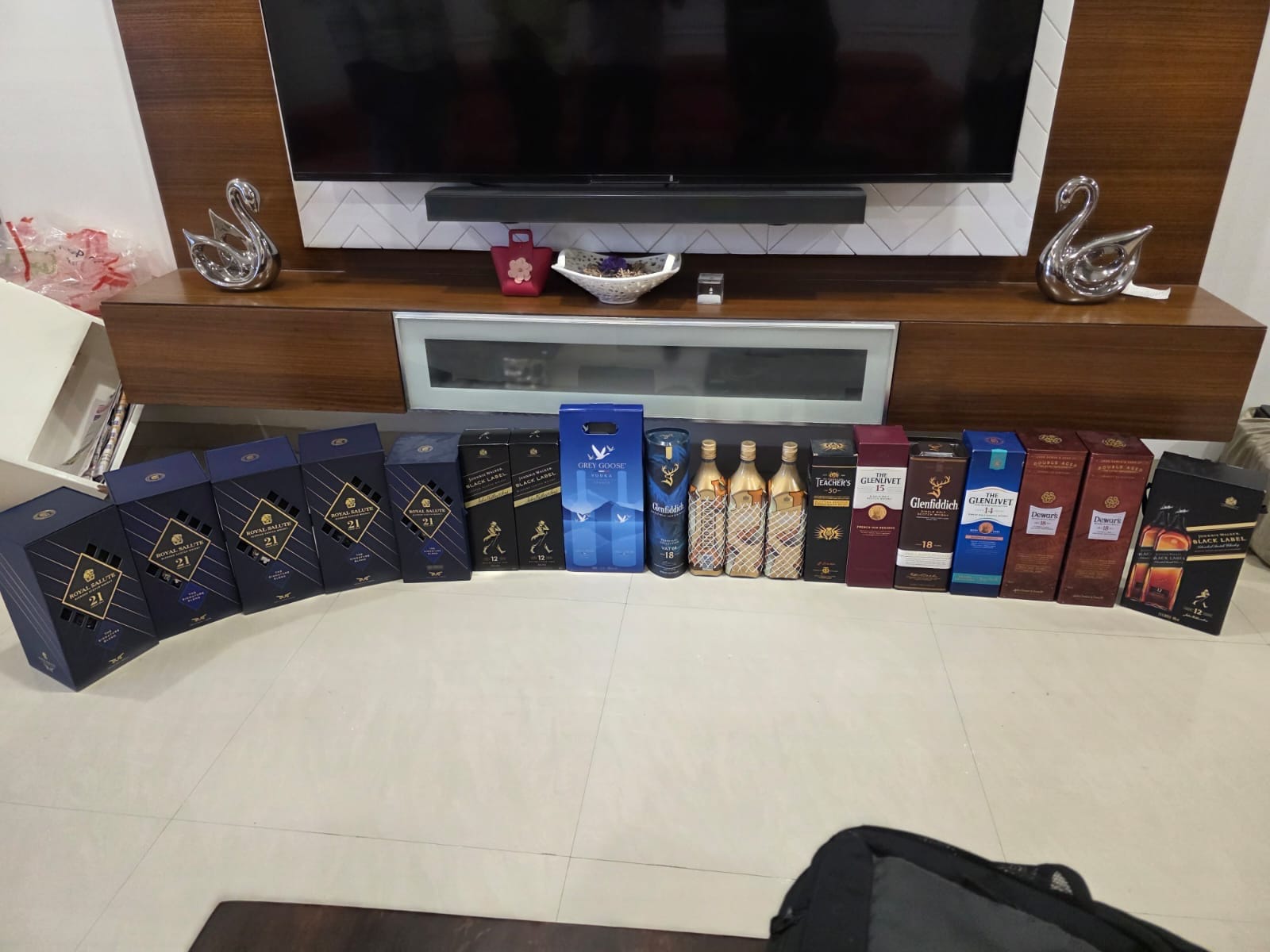 एसीबी रेड में इंजीनियर के घर से मिली महंगी विदेशी शराब की बोतलें.