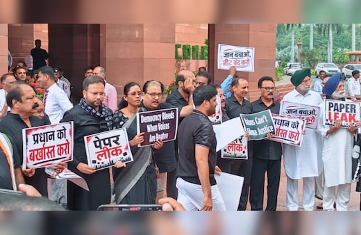 LIVE: मॉनसून सत्र के तीसरे दिन भी विपक्ष का हंगामा, लोकसभा और राज्यसभा की कार्यवाही 12 बजे तक के लिए स्थगित