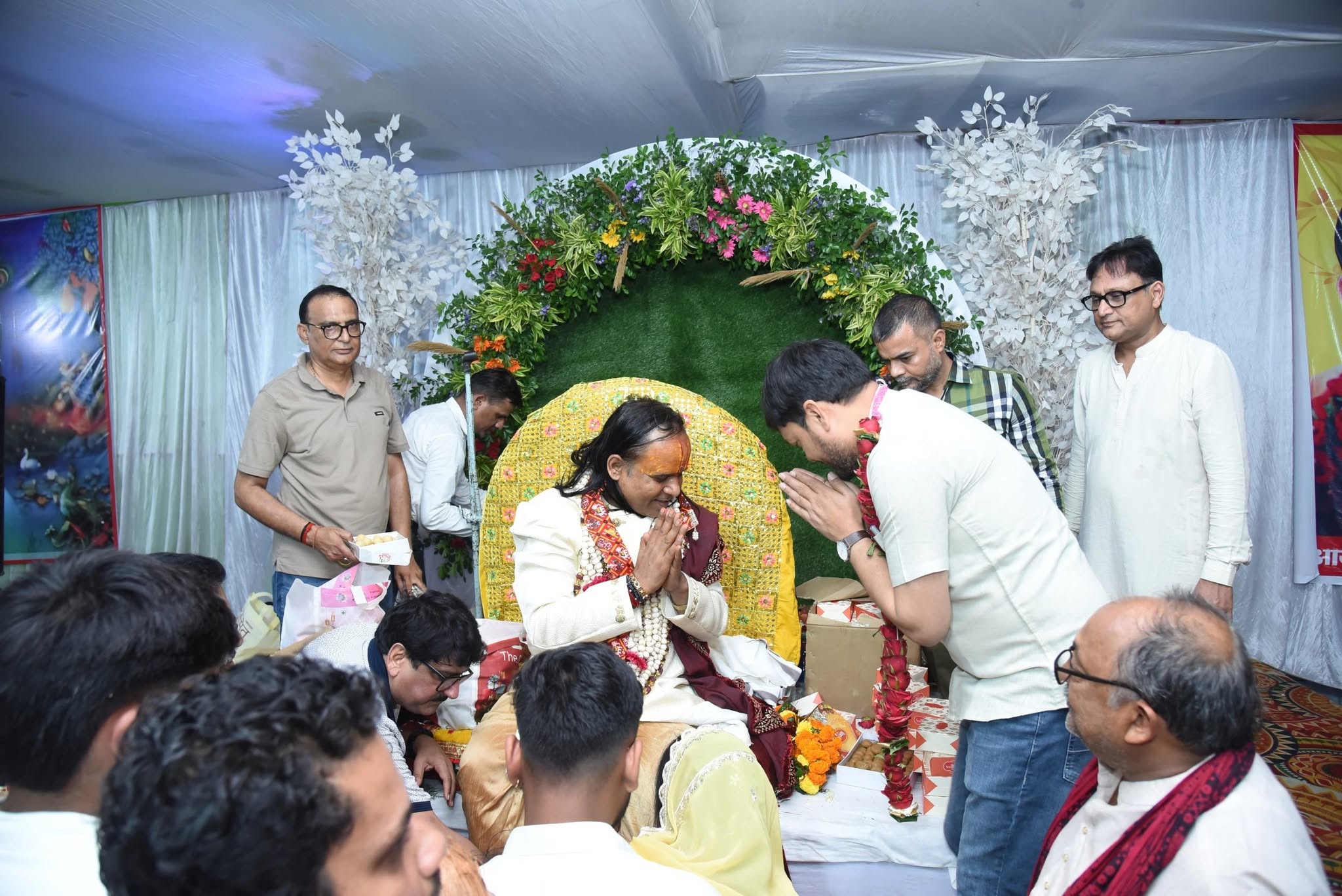 चावल वाले बाबा से आशीर्वाद लेते भाजपा विधायक अनुज शर्मा. 