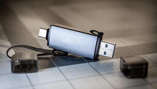 स्लो फाइल ट्रांसफर से हैं परेशान? ₹2000 से कम में खरीदें ये 5 सुपरफास्ट USB फ्लैश ड्राइव और कार्ड रीडर