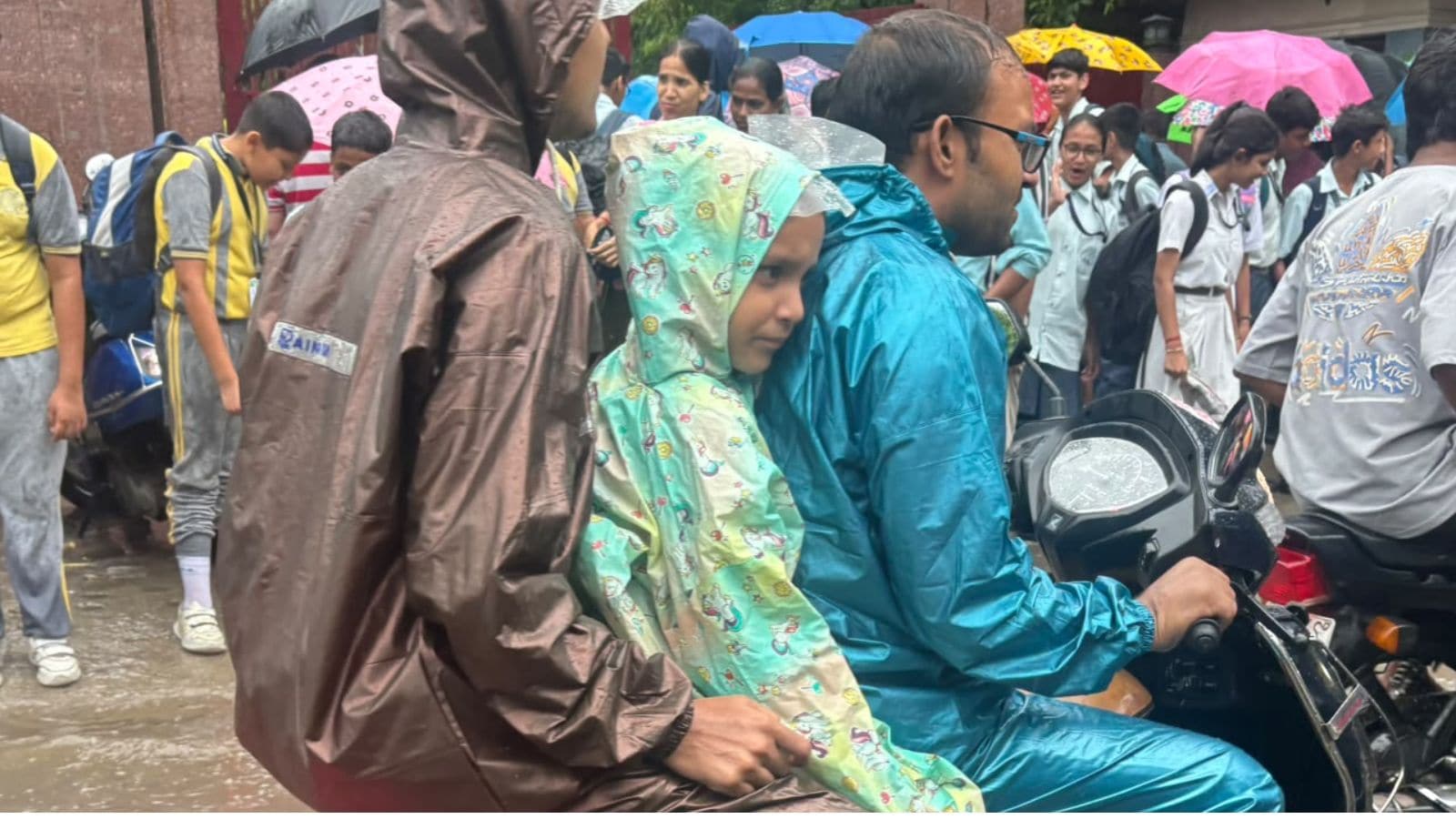 बच्चों को स्कूल से लाने में हुई बड़ी मुश्किल 