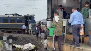 गजब है! समोसे खरीदने के लिए लोको पायलट ने रोक दी ट्रेन, लोग बोले- ये तो हर दिन का है नजारा; देखें VIDEO