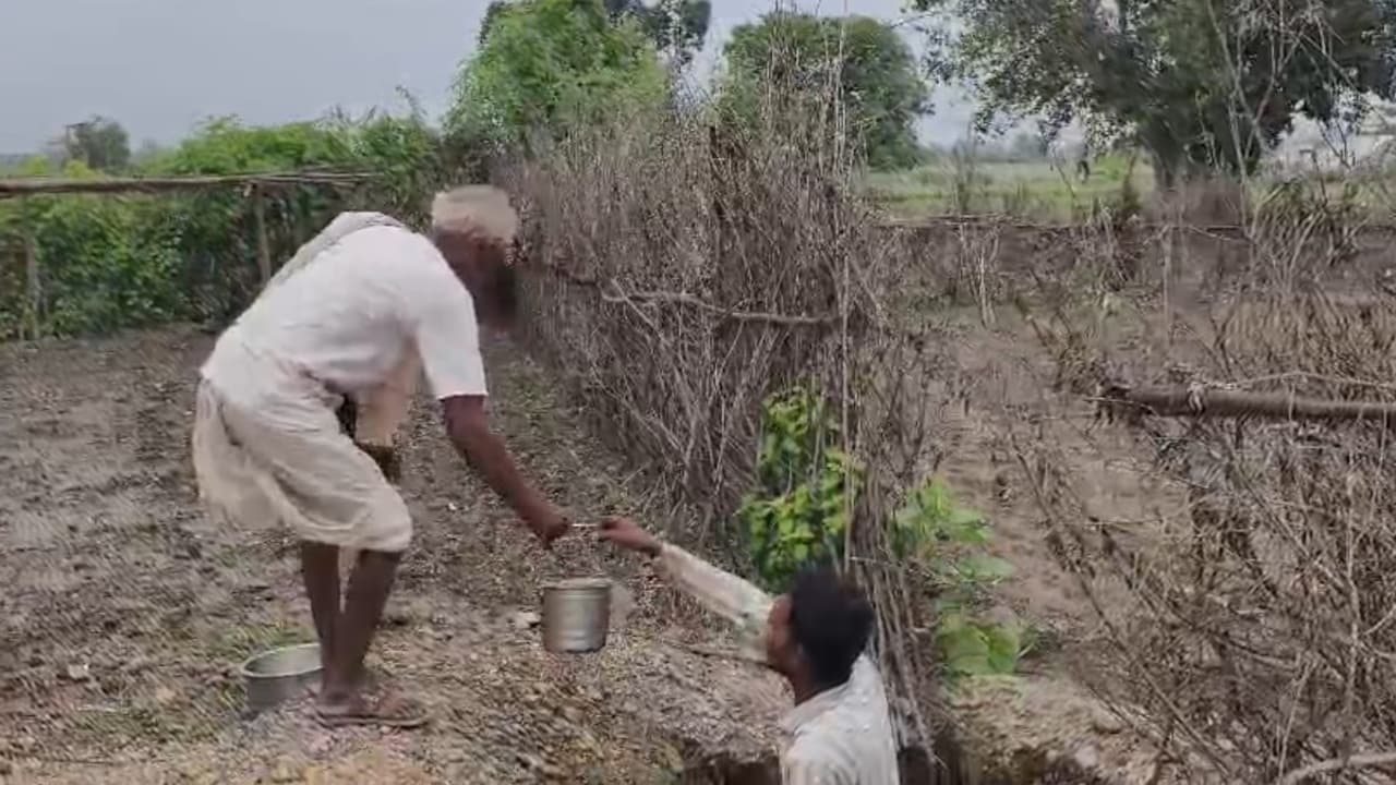Harda billionaire tribal family: मजदूरी कर घर खर्च चलता है परिवार. Harda billionaire tribal family: मजदूरी कर घर खर्च चलता है परिवार.