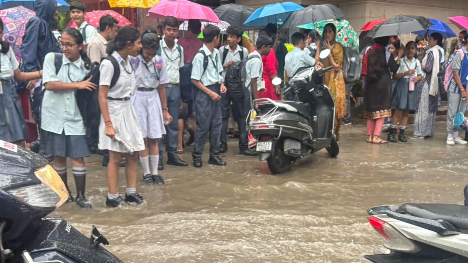 दिल्ली के कई इलाकों में पानी भरा 