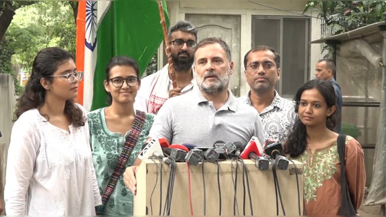 नेहा, अंजली, दानिश अली... राहुल गांधी के साथ प्रेस कॉन्फ्रेंस में नजर आईं छात्राएं कौन हैं?