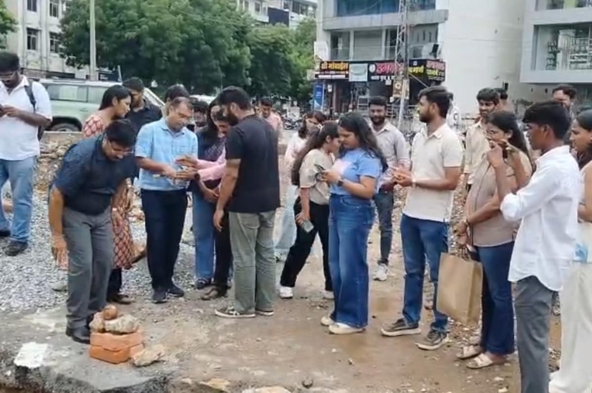 उदयपुर के आर्किटेक्ट टावर के निर्माण कार्य में जुटे हैं. उदयपुर के आर्किटेक्ट टावर के निर्माण कार्य में जुटे हैं.
