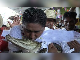 VIDEO: मेयर ने मगरमच्छ से रचाई शादी, Kiss करके बयां की मोहब्बत, जानें आखिर क्यों करना पड़ा ये अजीबोगरीब काम