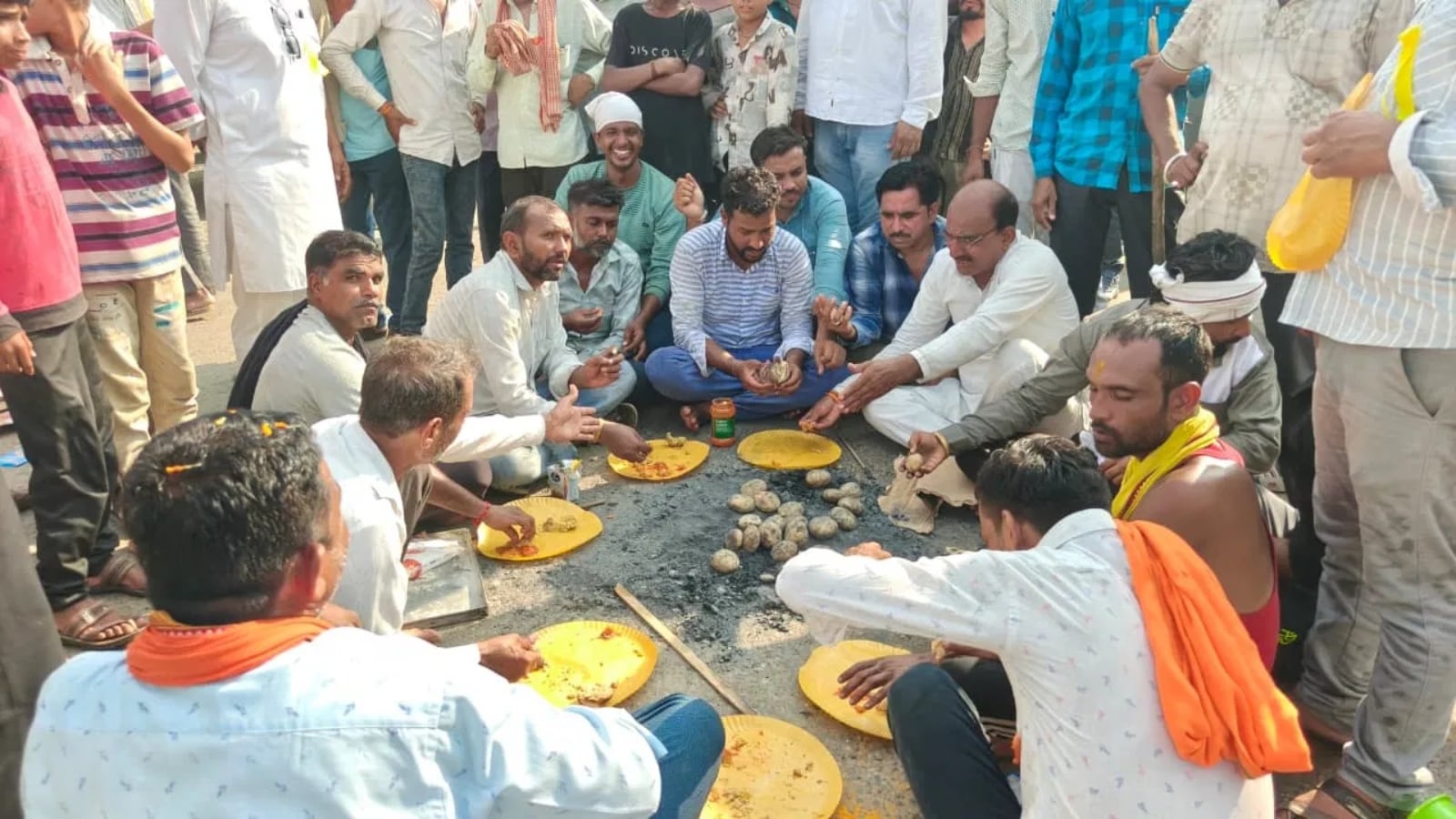 किसानों ने विरोध के दौरान सड़क पर बनाकर खाई दाल-बाटी. किसानों ने विरोध के दौरान सड़क पर बनाकर खाई दाल-बाटी.