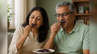 सिर्फ बच्चों के लिए नहीं, माता-पिता के लिए भी फायदेमंद है डार्क चॉकलेट, जानिए रोज खाने के बड़े फायदे
