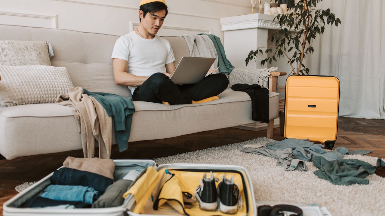 Suitcase Buying Guide: Size, Weight, Lock Type And Handle Quality Explained Suitcase Buying Guide: Size, Weight, Lock Type And Handle Quality Explained