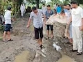 बदहाल सिस्टम की शर्मनाक तस्वीर! खाट पर बीमार को पहुंचाया अस्पताल, सड़क नहीं होने से नहीं आई एंबुलेंस