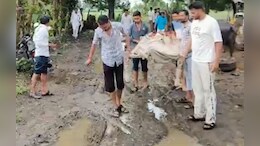 बदहाल सिस्टम की शर्मनाक तस्वीर! खाट पर बीमार को पहुंचाया अस्पताल, सड़क नहीं होने से नहीं आई एंबुलेंस