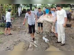 बदहाल सिस्टम की शर्मनाक तस्वीर! खाट पर बीमार को पहुंचाया अस्पताल, सड़क नहीं होने से नहीं आई एंबुलेंस