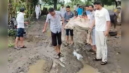 बदहाल सिस्टम की शर्मनाक तस्वीर! खाट पर बीमार को पहुंचाया अस्पताल, सड़क नहीं होने से नहीं आई एंबुलेंस