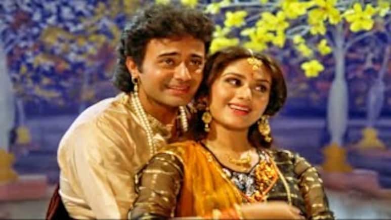'इच्छाधारी नागिन' बनीं मीनाक्षी शेषाद्रि, 37 साल पुरानी अपनी फिल्म के गाने पर किया डांस