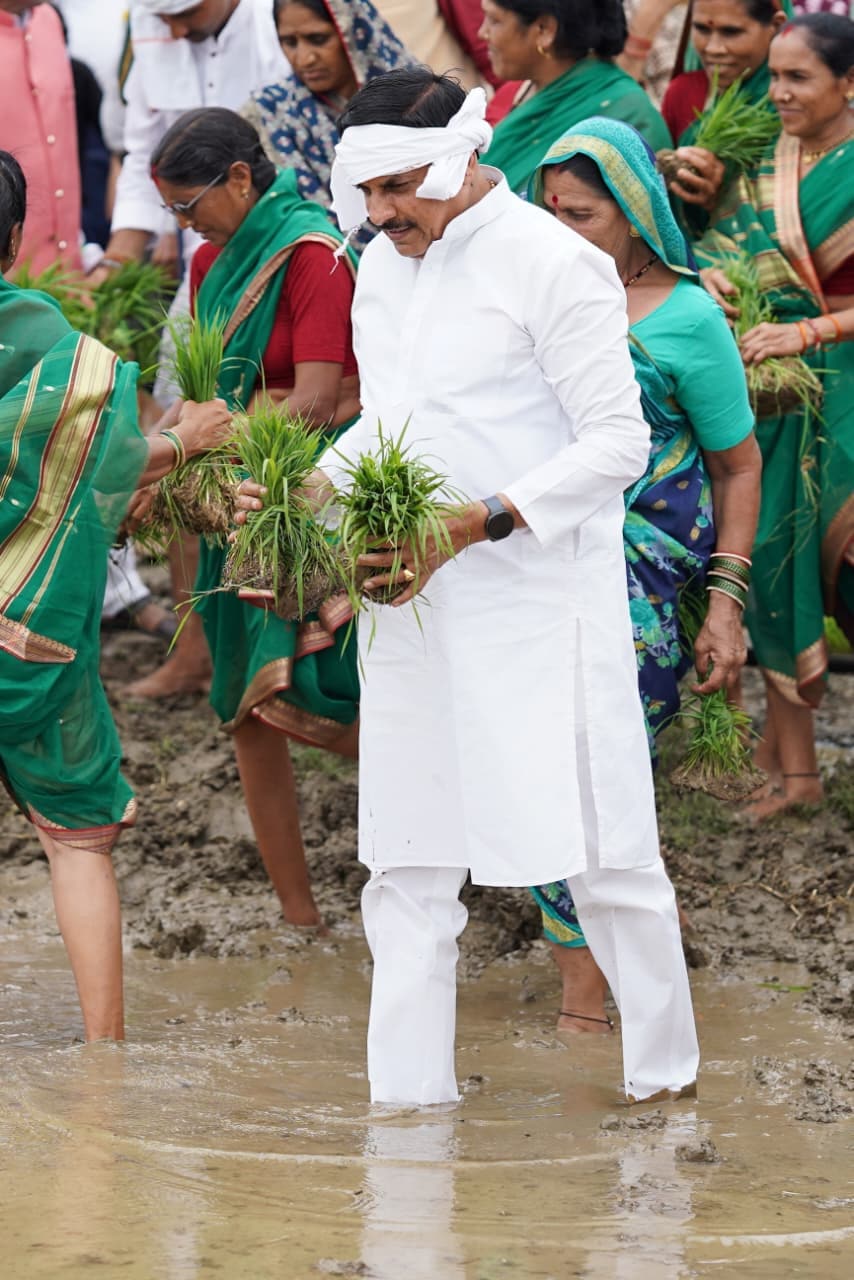 Dhan Mahotsav: खेत में सीएम मोहन यादव