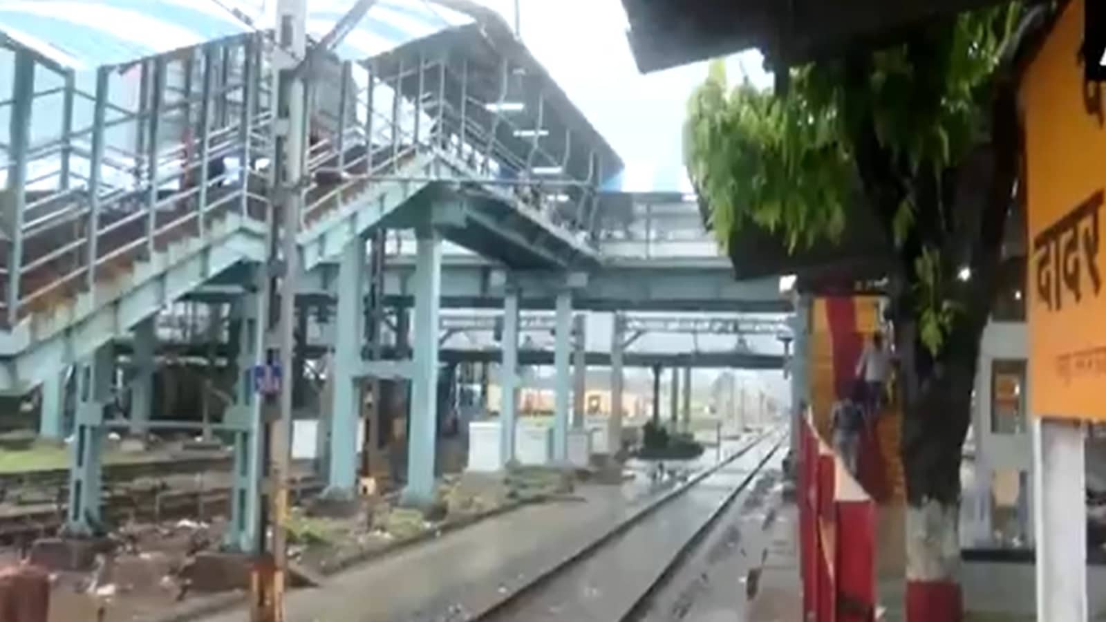 Mumbai Local Trains Update: Are Trains Delayed? Heavy Rains Lead To Slight Waterlogging On Tracks At Dadar Station