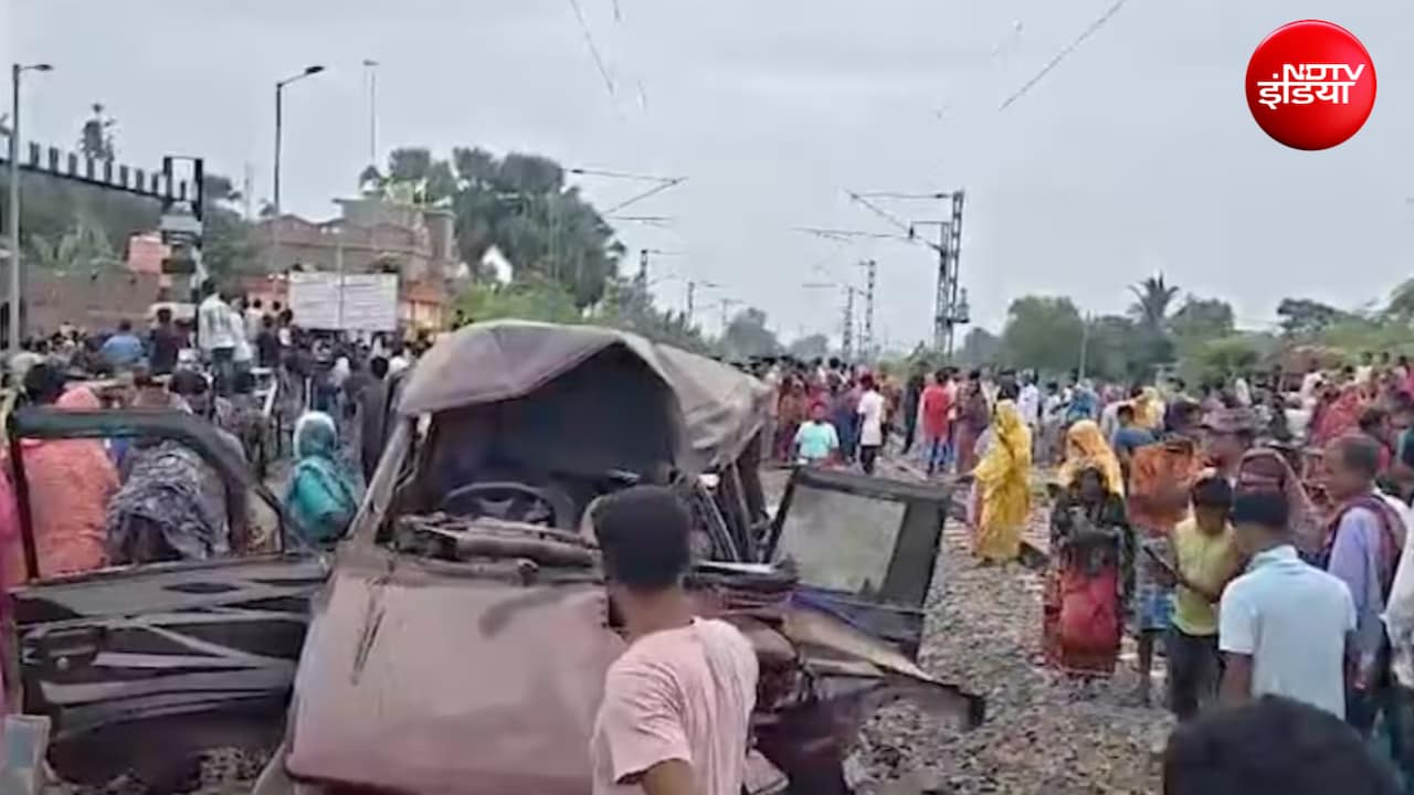 स्कूली बच्चों की वैन को ट्रेन ने मारी टक्कर, मुर्शिदाबाद हादसे का पहला वीडियो
