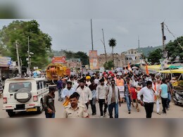 सड़क पर बैठकर पढ़ी हनुमान चालीसा, गोवंश संरक्षण कानून और अलग मंत्रालय की उठाई मांग