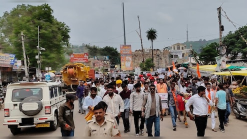 सड़क पर बैठकर पढ़ी हनुमान चालीसा, गोवंश संरक्षण कानून और अलग मंत्रालय की उठाई मांग