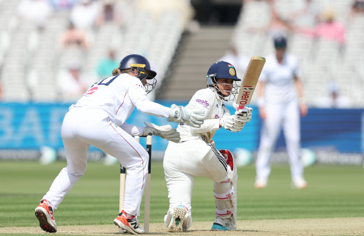 IND Women vs ENG Women: क्रांति का 'पंजा', मंधाना का 'अर्धशतक', दूसरे दिन तक भारत की पकड़ में मैच