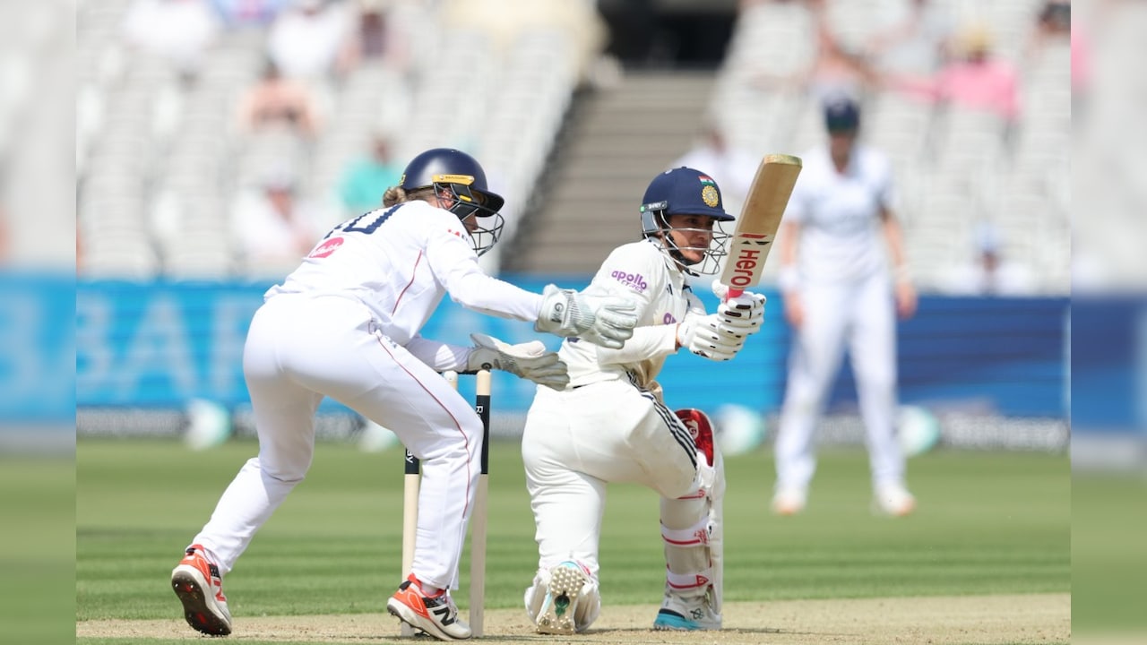 IND Women vs ENG Women: क्रांति का पंजा, मंधाना का अर्धशतक, दूसरे दिन तक भारत की पकड़ में मैच