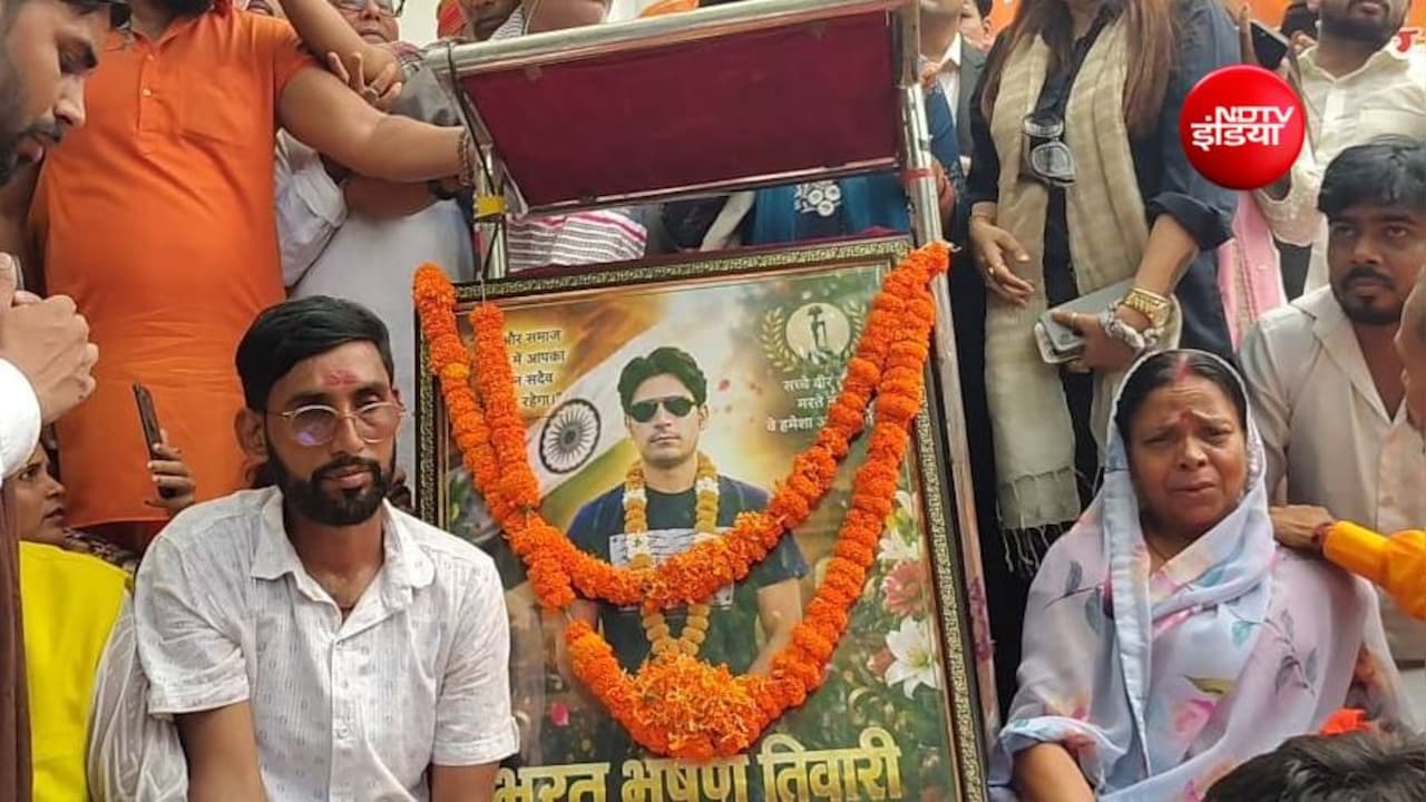 भरत तिवारी एनकाउंटर मामला पहुंचा दिल्ली! जंतर-मंतर पर धरने पर बैठा परिवार, मां ने दी आमरण अनशन की चेतावनी