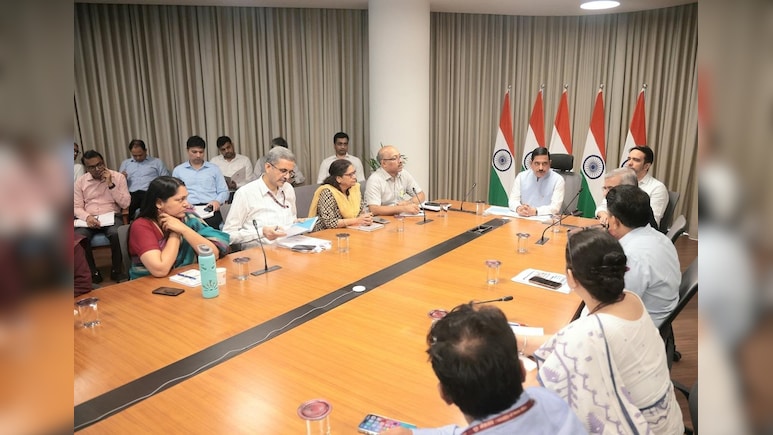 शिक्षा मंत्रालय का कार्यभार संभालते ही एक्शन में प्रह्लाद जोशी, अधिकारियों को दी सख्त चेतावनी