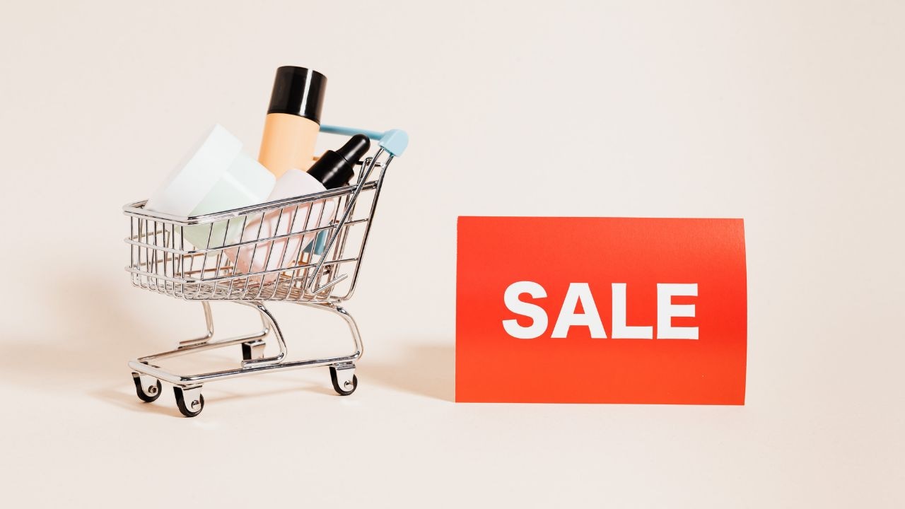 बिखरी पड़ी है Makeup Kit? वैनिटी को करें अपग्रेड, Amazon Beauty Sale से खरीदें ₹399 में Lakme के ये प्रोडक्ट्स