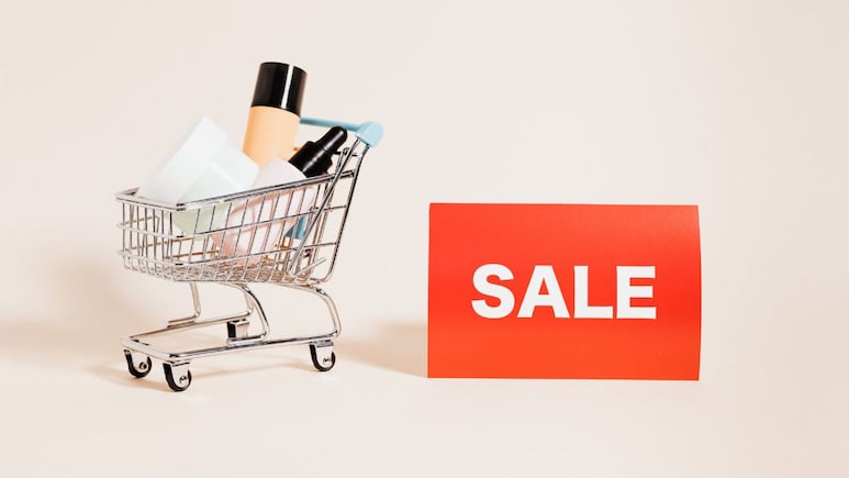 बिखरी पड़ी है Makeup Kit? वैनिटी को करें अपग्रेड, Amazon Beauty Sale से खरीदें ₹399 में Lakme के ये प्रोडक्ट्स