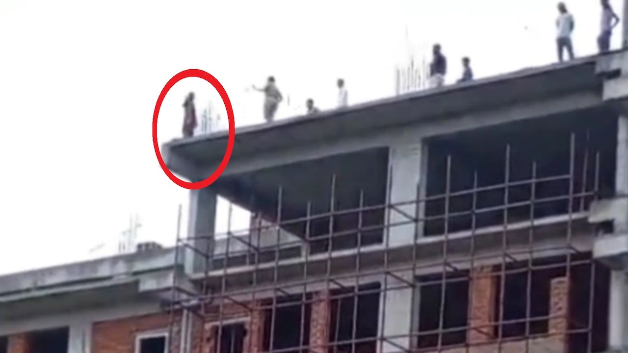 VIDEO: शादी की जिद पर अड़ी युवती निर्माणाधीन एम्स की छत पर चढ़ी; पुलिस-परिजन नहीं समझा पाए, बुलाना पड़ा प्रेमी